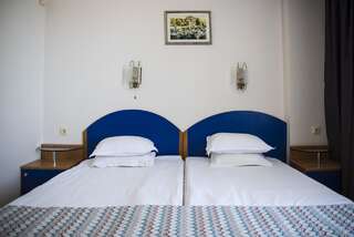 Отель Victoria Hotel Nessebar Несебр Двухместный номер с 1 кроватью или 2 отдельными кроватями-2